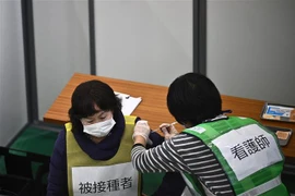 Nhân viên y tế diễn tập tiêm vắcxin phòng COVID-19 tại Kawasaki, Nhật Bản. (Ảnh: AFP/TTXVN)