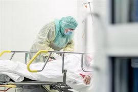 Nhân viên y tế chăm sóc bệnh nhân nhiễm COVID-19 tại bệnh viện ở Turku, Phần Lan. (Ảnh: AFP/TTXVN)