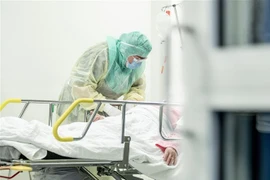 Nhân viên y tế chăm sóc bệnh nhân nhiễm COVID-19 tại bệnh viện ở Turku, Phần Lan. (Ảnh: AFP/TTXVN)