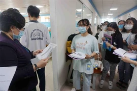 Thí sinh vào phòng thi tại điểm thi Trường Đại học Công nghệ Thành phố Hồ Chí Minh (cơ sở thành phố Thủ Đức). (Ảnh: Thu Hoài/TTXVN)