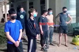 Các đối tượng tại trụ sở Công an xã Tân Phước. (Nguồn: baobinhphuoc.com.vn)