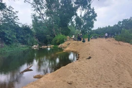 Khu vực nạn nhận bị đuối nước có dấu vết của việc hút cát trái phép tạo nên hố sâu nguy hiểm. (Ảnh: Tường Quân/TTXVN)