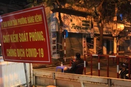 Lực lượng chức năng khoanh vùng, lập chốt kiểm soát dịch tại số 184 Nguyễn Công Trứ (quận Lê Chân, Hải Phòng). (Ảnh: An Đăng/TTXVN)