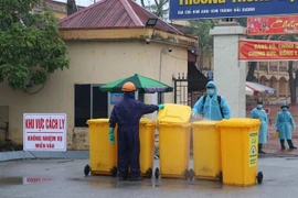 Thùng rác được khử khuẩn trước khi đưa vào khu cách ly. Thùng rác trong khu cách ly cũng được khử khuẩn trước khi chuyển về nhà máy xử lý. (Ảnh: Mạnh Minh/TTXVN)