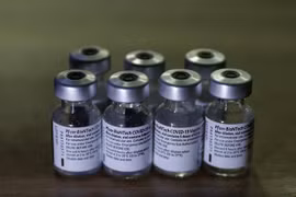 Vaccine ngừa COVID-19 của Pfizer. (Ảnh: AFP/TTXVN)