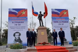 Đại biểu hai nước Việt Nam-Nga chụp ảnh lưu niệm tại tượng đài Pushkin. (Ảnh: PV/Vietnam+)