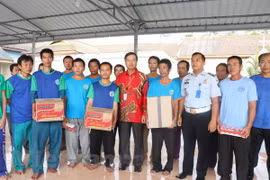 Đại sứ Việt Nam tại Indonesia Hoàng Anh Tuấn thăm các ngư dân tại đảo Natuna. (Ảnh: Đỗ Quyên/Vietnam+)