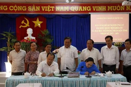 Ký biên bản giao, nhận 138 hồ sơ ứng cử đại biểu Quốc hội khóa XV và đại biểu Hội đồng Nhân dân tỉnh Cà Mau nhiệm ký 2021-2026. (Ảnh: Kim Há/TTXVN)