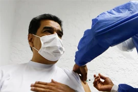 Tổng thống Venezuela Nicolas Maduro được tiêm liều vaccine ngừa COVID-19 Sputnik-V đầu tiên tại Caracas. (Ảnh: AFP/TTXVN)