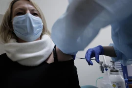 Tiêm vaccine phòng COVID-19 của Hãng dược phẩm AstraZeneca cho giáo viên tại Sosnowiec, miền Nam Ba Lan. (Ảnh: PAP/TTXVN)