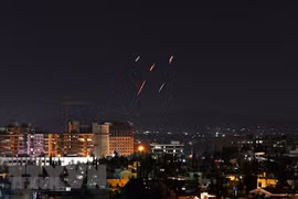 Hệ thống phòng không Syria đánh chặn tên lửa của Israel tại thủ đô Damascus (Ảnh: AFP/TTXVN)