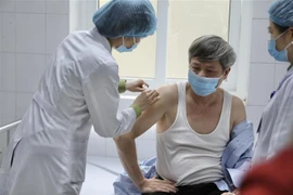 Thứ trưởng Bộ Khoa học và Công nghệ Phạm Công Tạc tham gia tiêm thử nghiệm vaccine Nano Covax phòng COVID-19. (Ảnh: Minh Quyết/TTXVN)