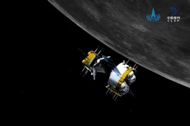 Hình ảnh mô phỏng modul quỹ đạo (Orbiter) và modul tàu chứa (Returner) của tàu vụ trũ Thường Nga 5 di chuyển khỏi quỹ đạo Mặt Trăng. (Ảnh: THX/TTXVN)