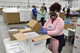 Nhân viên đóng hộp vaccine ngừa COVID-19 của Johnson& Johnson tại một cơ sở sản xuất ở Shepherdsville, bang Kentucky, Mỹ. (Ảnh: AFP/TTXVN)