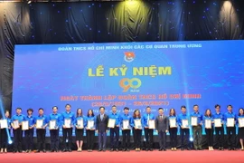 Ông Lê Quốc Minh, Ủy viên Trung ương Đảng, Bí thư Đảng ủy, Phó Tổng giám đốc Thông tấn xã Việt Nam trao Bằng khen cho các Bí thư chi đoàn xuất sắc tại buổi lễ. (Ảnh: Minh Đức/TTXVN)