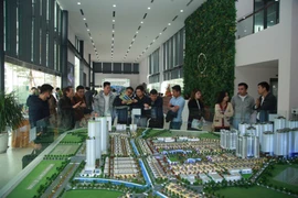Nhiều khách hàng quan tâm đến các dự án đất nền được mở bán đầu năm 2021 tại Hà Nội.&nbsp;(Ảnh: Minh Nghĩa/Vietnam+)