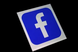 Biểu tượng Facebook trên màn hình điện thoại di động. (Ảnh: AFP/TTXVN)