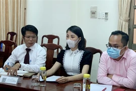 YouTuber Thơ Nguyễn (giữa) cùng luật sư tại buổi làm việc với cơ quan chức năng tỉnh Bình Dương. (Ảnh: TTXVN phát)