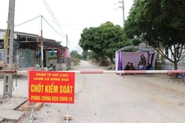 Chốt kiểm dịch tại thôn Kim Điền, xã Hưng Đạo, thành phố Chí Linh, Hải Dương. (Ảnh: Mạnh Minh/TTXVN)