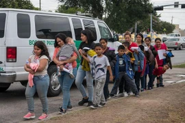 Người di cư Trung Mỹ tới trung tâm tiếp nhận ở McAllen, Texas, Mỹ. (Ảnh: AFP/TTXVN)