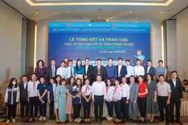 Thứ trưởng Bộ Thông tin và Truyền thông Nguyễn Huy Dũng chụp ảnh lưu niệm cùng các thí sinh đoạt giải cuộc thi. (Ảnh: Minh Sơn/Vietnam+)