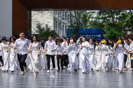 Ngày cuối cùng của đời học sinh nếu trọn vẹn thì chưa hẳn nhưng cũng là cái kết đầy hạnh phúc cho cuốn nhật ký mang tên 'Thanh xuân.' (Ảnh: Minh Sơn/Vietnam+)