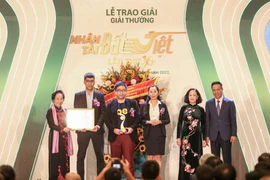 Nhóm tác giả Công ty Cổ phần Be Group với sản phẩm ứng dụng gọi xe Be đã giành giải Nhất giải thương Nhân tài Đất Việt. (Ảnh: PV/Vietnam+)
