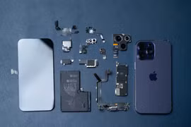 Công đoạn bung iPhone 14 Pro Max được thực hiện khá đơn giản với những bước đầu tiên là kiểm tra vẻ ngoài của sản phẩm, kiểm tra camera, màn hình, FaceID, trọng lượng,… (Ảnh: Điện Thoại Vui)