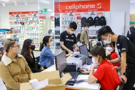 Sáng 4/3, Samsung Galaxy S22 series chính thức mở bán tại Việt Nam. Ghi nhận tại hàng loạt hệ thống bán lẻ như CellPhoneS, Di Động Việt hay FPT ngày đầu tiên, rất đông khách hàng đến nhận máy và trải nghiệm từ sớm. (Ảnh: Minh Sơn/Vietnam+)