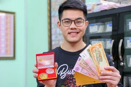 Phùng Văn Hùng hay còn được gọi 'Hùng Bá - Vua tiền tệ' là cái tên không còn xa lạ trên mạng xã hội. Anh nổi tiếng với bộ sưu tập các loại tiền cổ, số seri đẹp, seri ngày tháng năm sinh. Không chỉ vậy anh còn có sự hiểu biết về tiền tệ và vốn kiến thức lị