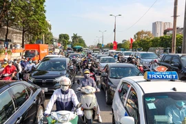 Trong ngày cuối cùng của kỳ nghỉ lễ, nhiều người dân chọn cách trở lại Hà Nội sớm để tránh tắc đường. (Ảnh: PV/Vietnam+)