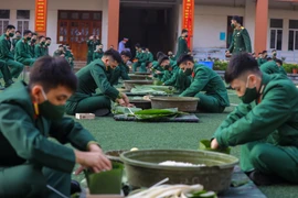 Sáng 28/1 (26 tháng Chạp) Đoàn cơ sở Lữ đoàn 144, Bộ Tổng Tham mưu, tổ chức hội thi 'Gói bánh chưng xanh' Tết Nguyên đán Nhâm Dần 2022. (Ảnh: Minh Sơn/Vietnam+) 