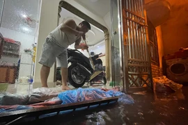 Khoảng 19h45 tối ngày 13/6, Hà Nội bất chợt đổ mưa lớn khiến nhiều tuyến phố nội thành bị ngập. (Ảnh: Minh Hiếu/Vietnam+) 