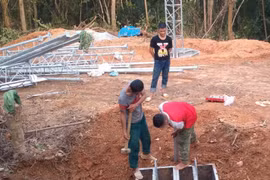 Việc triển khai phủ sóng vùng 'lõm' gặp nhiều thách thức do nhiều nơi địa hình khó khăn, nhiều nơi thậm chí chưa có điện lưới. (Ảnh: Viettel)