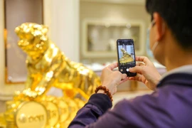 Sát ngày Vía Thần Tài 2022, Tập đoàn DOJI đã tung ra một sản phẩm Hổ vàng nguyên khối nặng tới 46 cân thu hút nhiều khách hàng. (Ảnh: Minh Sơn/Vietnam+) 