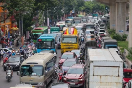 Sau ngày làm việc cuối cùng trước kỳ nghỉ lễ Quốc khánh 2/9, người dân ùn ùn đổ về các cửa ngõ Thủ đô khiến mật độ giao thông tăng mạnh. (Ảnh: Hoài Nam/Vietnam+) 
