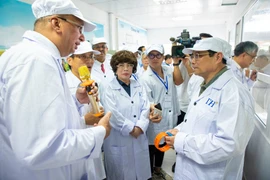 Thủ tướng Phạm Minh Chính thăm Trang trại chăn nuôi bò sữa số 3 (thuộc cụm trang trại 1). (Ảnh: Minh Sơn/Vietnam+)