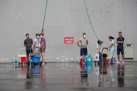 Đã mấy ngày nay, hàng trăm hộ dân tại khu chung cư Hateco trên địa bàn phường Phương Canh, quận Nam Từ Liêm, Hà Nội người dân vẫn chưa có nước sạch để dùng. (Ảnh: Minh Sơn/Vietnam+) 