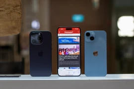 Sáng 16/9, các Apple Store ở Singapore đã cho người xếp hàng mua trực tiếp kể từ trước 8 giờ sáng. Mặc dù vậy, nhiều người cho hay sẽ không có đầy đủ màu sắc và dung lượng của các mẫu iPhone 14 trong hôm nay. (Ảnh: CTV/Vietnam+)