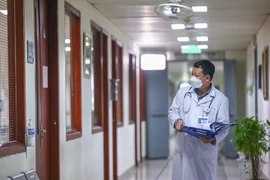 Tiến sỹ, bác sỹ Vũ Đức Bình - Phó Bí thư Đảng ủy Viện, Trưởng khoa Bệnh máu tổng hợp là một trong những 'người cầm cờ' từng đi vào tâm dịch Thành phố Hồ Chí Minh trong năm 2021. (Ảnh: Minh Sơn/Vietnam+)