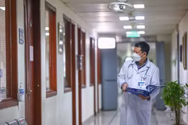 Tiến sỹ, bác sỹ Vũ Đức Bình - Phó Bí thư Đảng ủy Viện, Trưởng khoa Bệnh máu tổng hợp là một trong những 'người cầm cờ' từng đi vào tâm dịch Thành phố Hồ Chí Minh trong năm 2021. (Ảnh: Minh Sơn/Vietnam+)