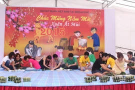 Cộng đồng người Việt tại Singapore tổ chức thi gói bánh chưng 