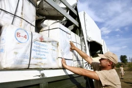 Nga và EU viện trợ 1.800 tấn hàng nhân đạo cho miền Đông Ukraine