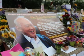 Sức khỏe ông Lý Quang Diệu xấu đi, người dân Singapore lo lắng