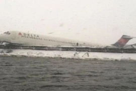 Mỹ: Máy bay chở 130 người trật khỏi đường băng do bão tuyết