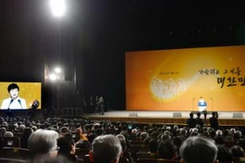 Lãnh đạo Hàn Quốc và Nhật Bản gặp nhau tại Singapore