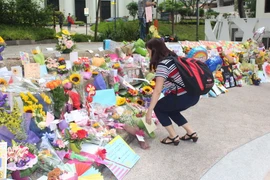 [Photo] Người dân Singapore đặt hoa cầu an cho ông Lý Quang Diệu
