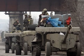 OSCE: Ukraine rút hàng đoàn xe chở vũ khí hạng nặng khỏi miền Đông