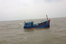 Tàu Singapore cứu nhiều ngư dân Việt Nam gặp nạn trên biển