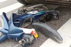 Xe máy bị cuốn vào gầm xe tải kéo lê 15m, một người tử vong